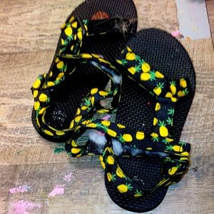 For seven and eight years Old The title is pineapple shoes
